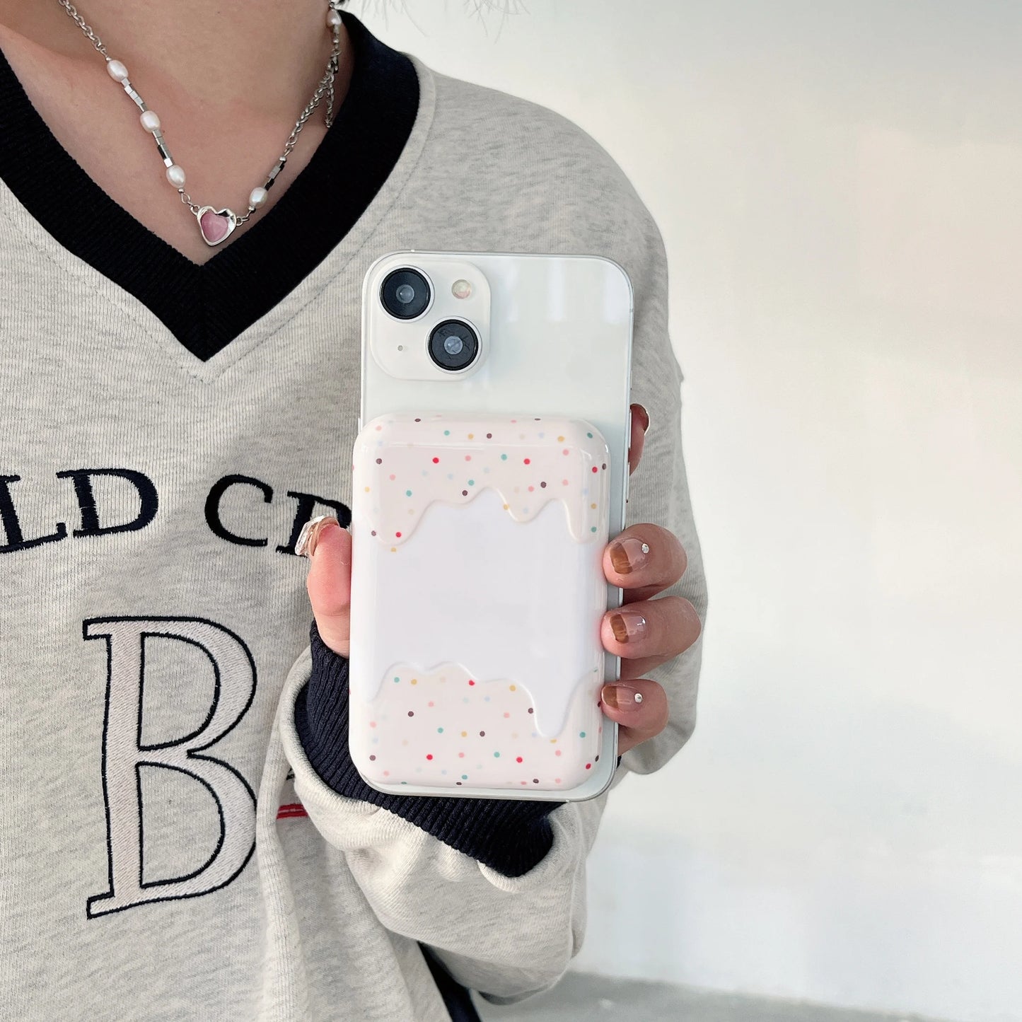 White Chocolate Dots Cream Suitable for Magsafe external battery protection cover and charging treasure case