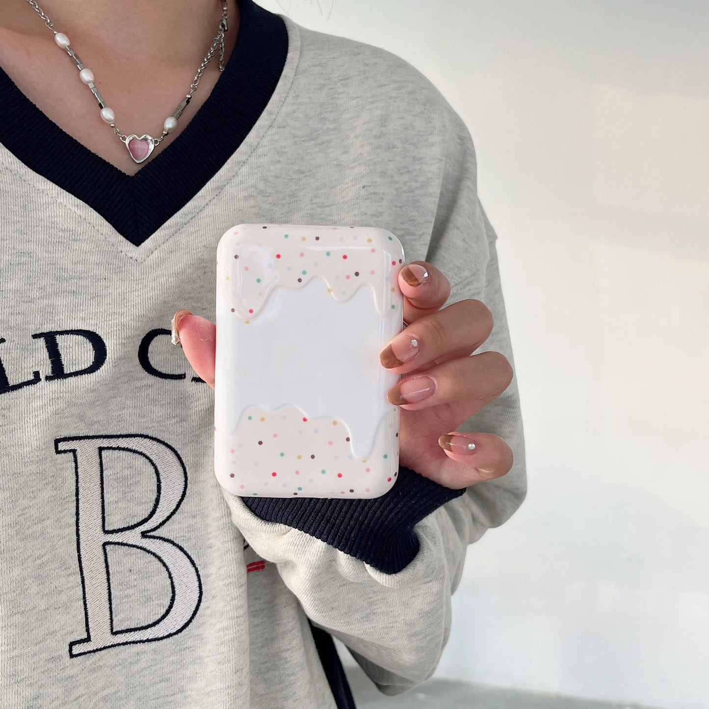 White Chocolate Dots Cream Suitable for Magsafe external battery protection cover and charging treasure case