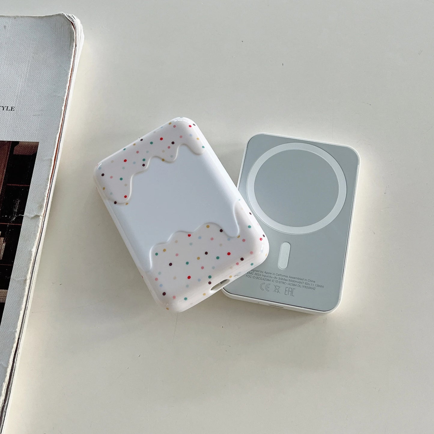 White Chocolate Dots Cream Suitable for Magsafe external battery protection cover and charging treasure case