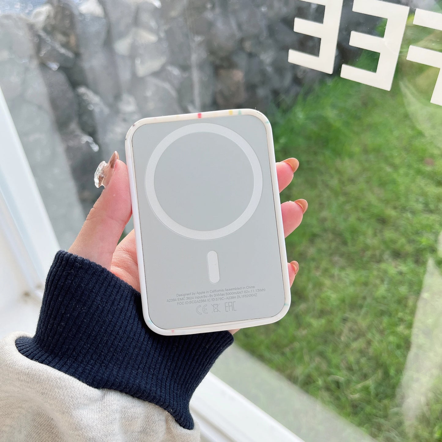 White Chocolate Dots Cream Suitable for Magsafe external battery protection cover and charging treasure case