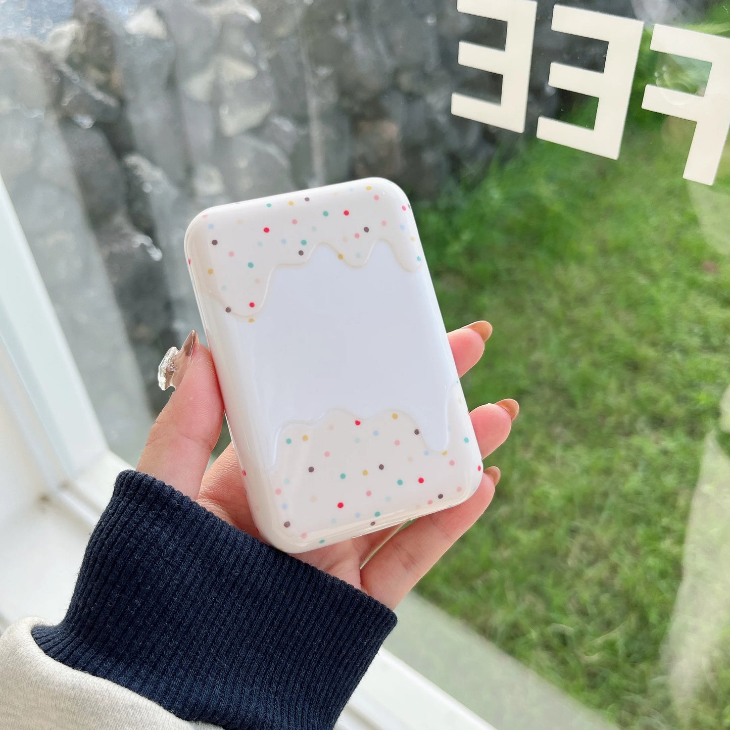 White Chocolate Dots Cream Suitable for Magsafe external battery protection cover and charging treasure case