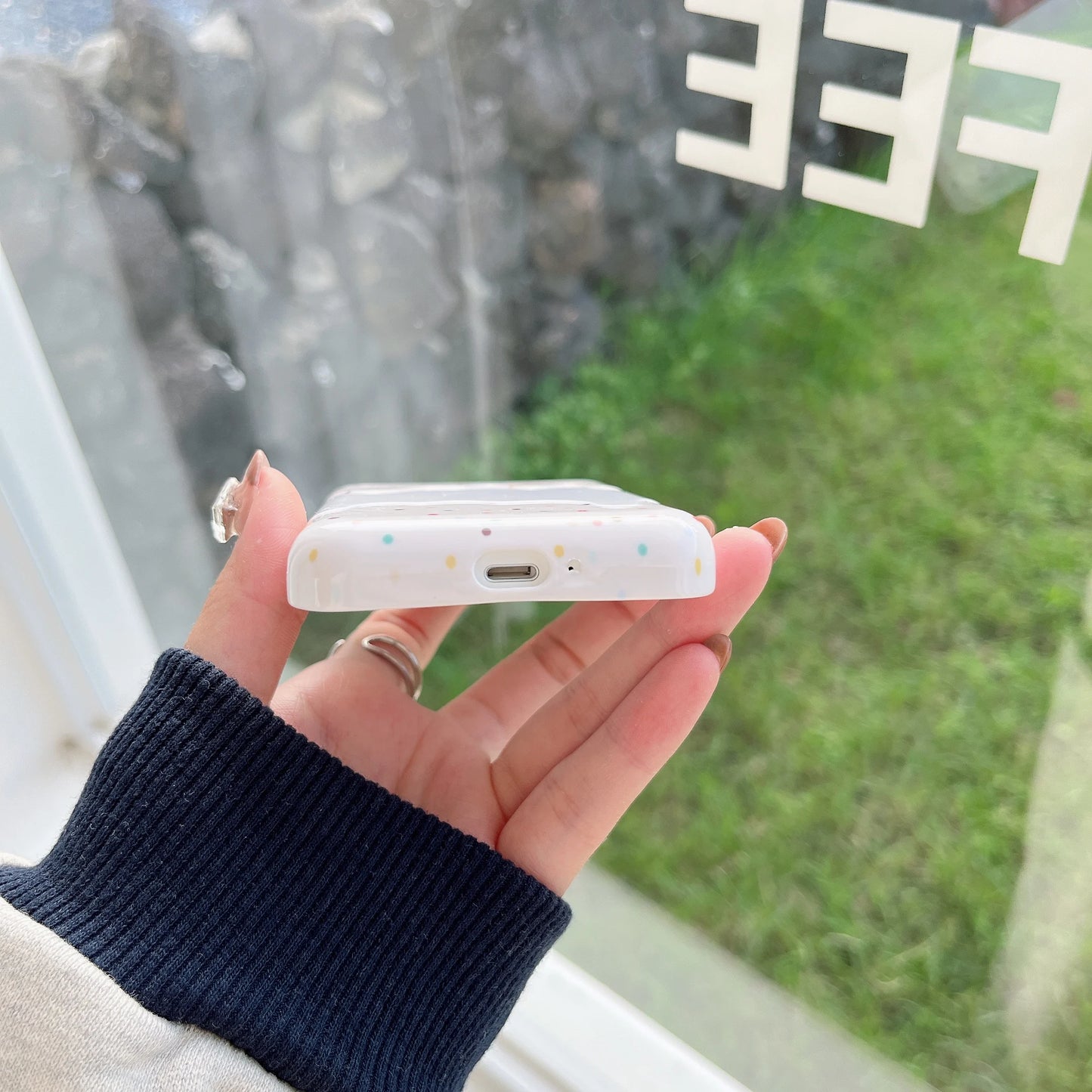White Chocolate Dots Cream Suitable for Magsafe external battery protection cover and charging treasure case